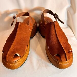 CARLO PERA Sz 9 Brown Suede Platform Sandals 70s Vibes Buckle Closure